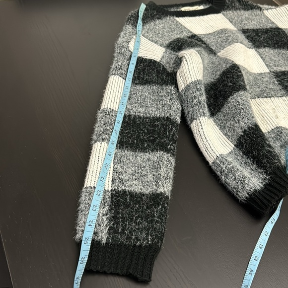 Small/medium checkered fuzzy sweater - Picture 6 of 6